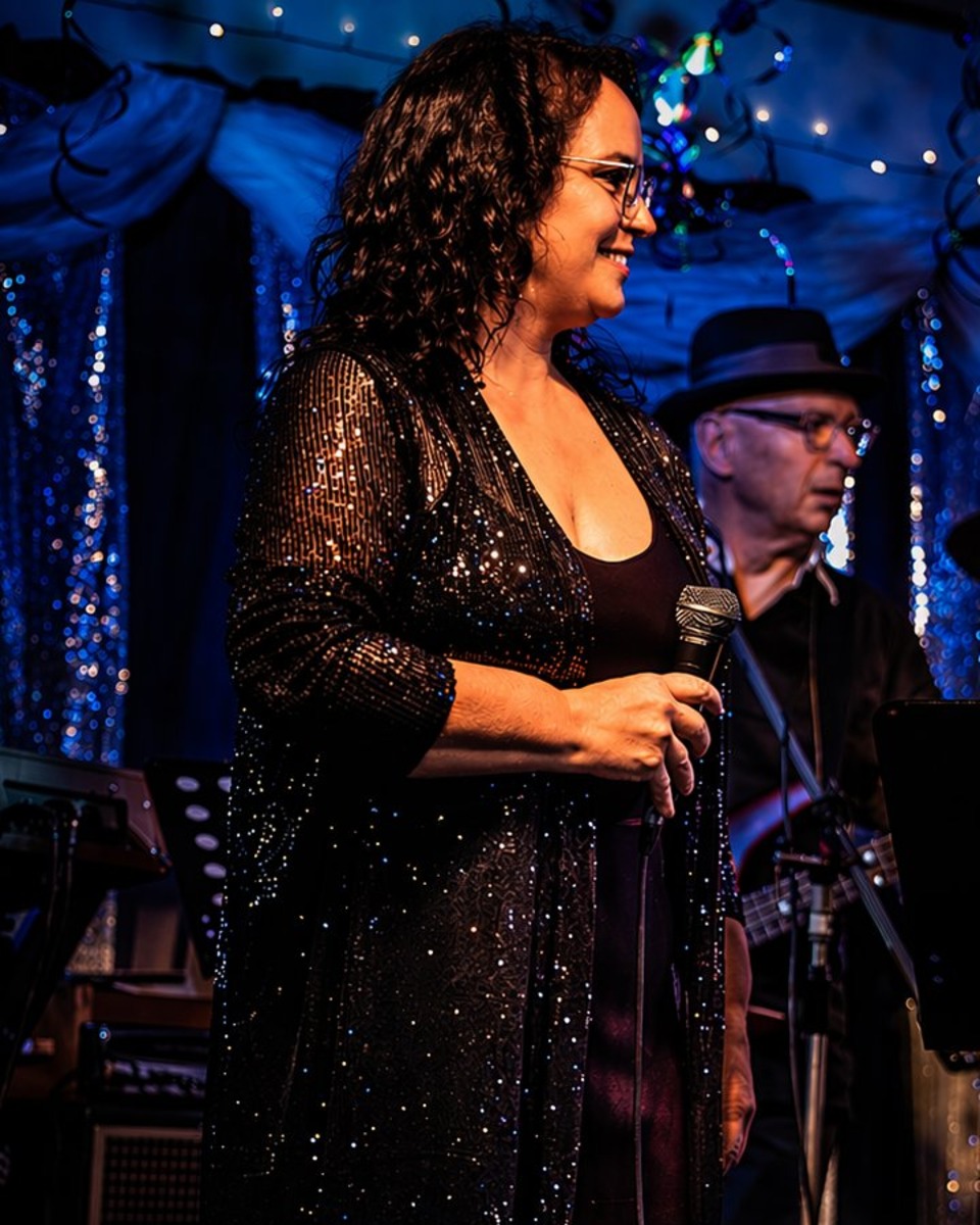 Sherry Leigh Williams — Lead Vocals